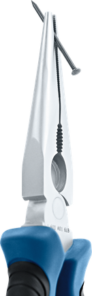 คีมปากแหลมกำลังจับตะปูอยู่