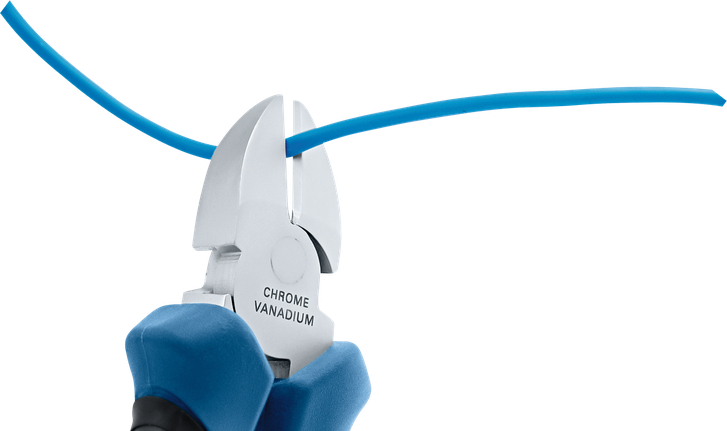 บุคคลกำลังใช้คีมตัดสายไฟสีน้ำเงิน