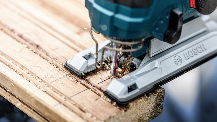 จิ๊กซอว์ตัดผ่านแผ่นไม้ที่มีเครื่องหมาย.