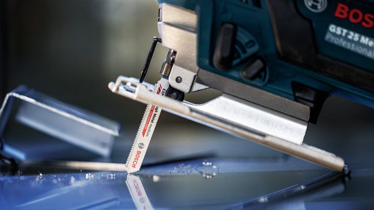 จิ๊กซอว์ตัดผ่านแผ่นกระจก.