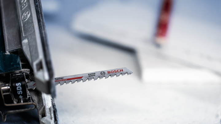 ใบเลื่อยจิ๊กซอว์ที่ติดตั้งในเครื่องมือไฟฟ้า พร้อมสำหรับการตัด.