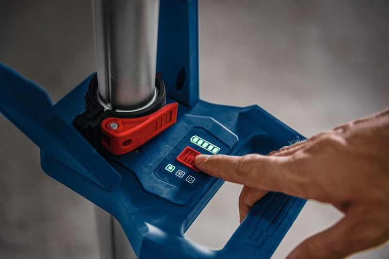 บุคคลกำลังปรับไฟไซต์งานไร้สายโดยใช้แผงควบคุมแบบดิจิทัล