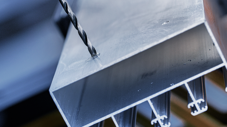 ดอกสว่านเจาะรูในคานโลหะหนา