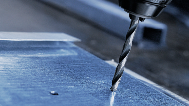 การเจาะรูบนแผ่นโลหะ