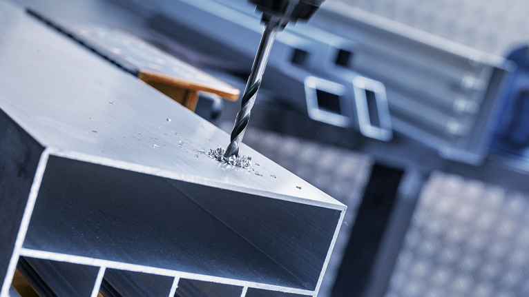 สว่านเจาะรูบนคานโลหะ