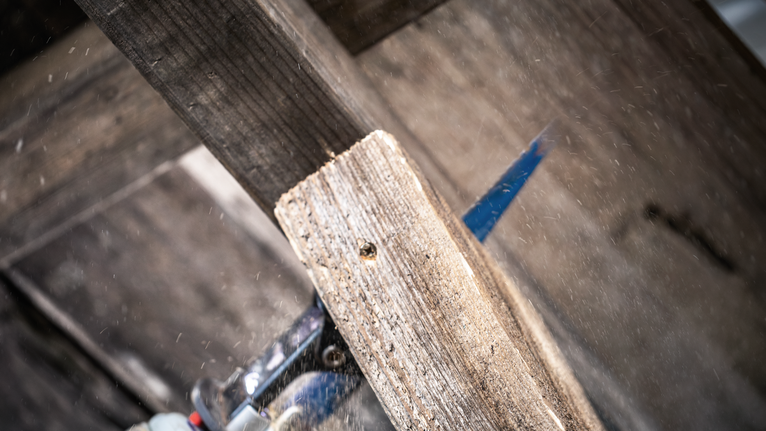 การตัดไม้กระดานด้วยเลื่อยจิ๊กซอว์กลางแจ้ง