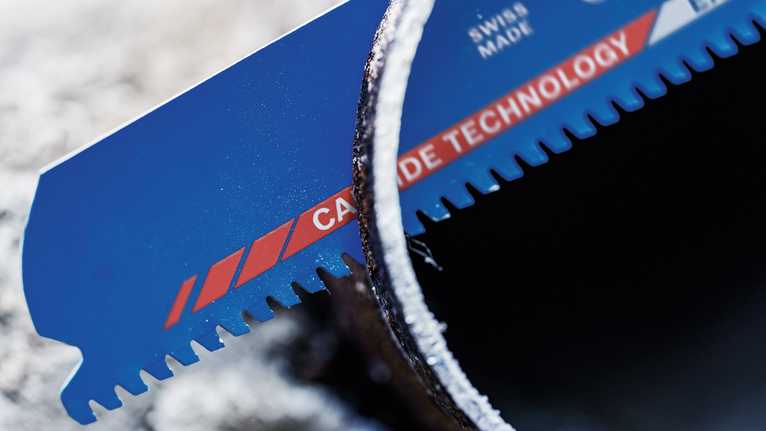 ใบเลื่อยที่มีฟันทำจากคาร์ไบด์กำลังตัดท่อโลหะ