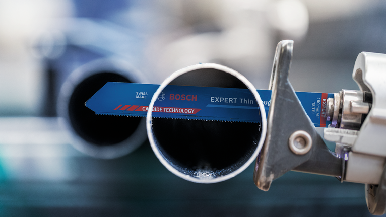 ใบเลื่อยกำลังตัดท่อโลหะในโรงงาน